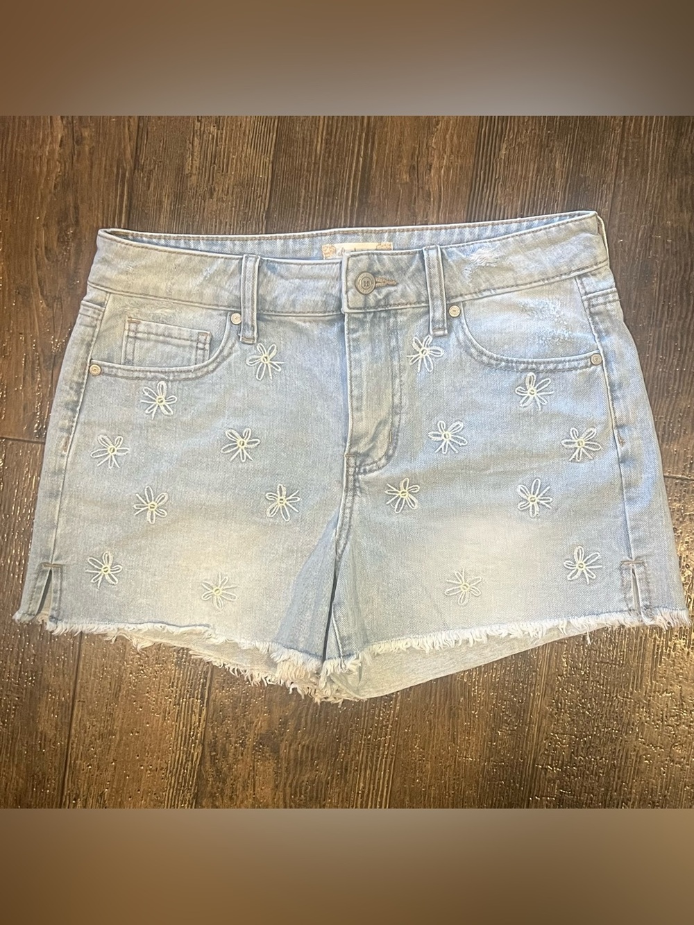 Altar'd State Daisy Embroidered Denim Shorts Light Wash Raw Hem Size 26 Boho